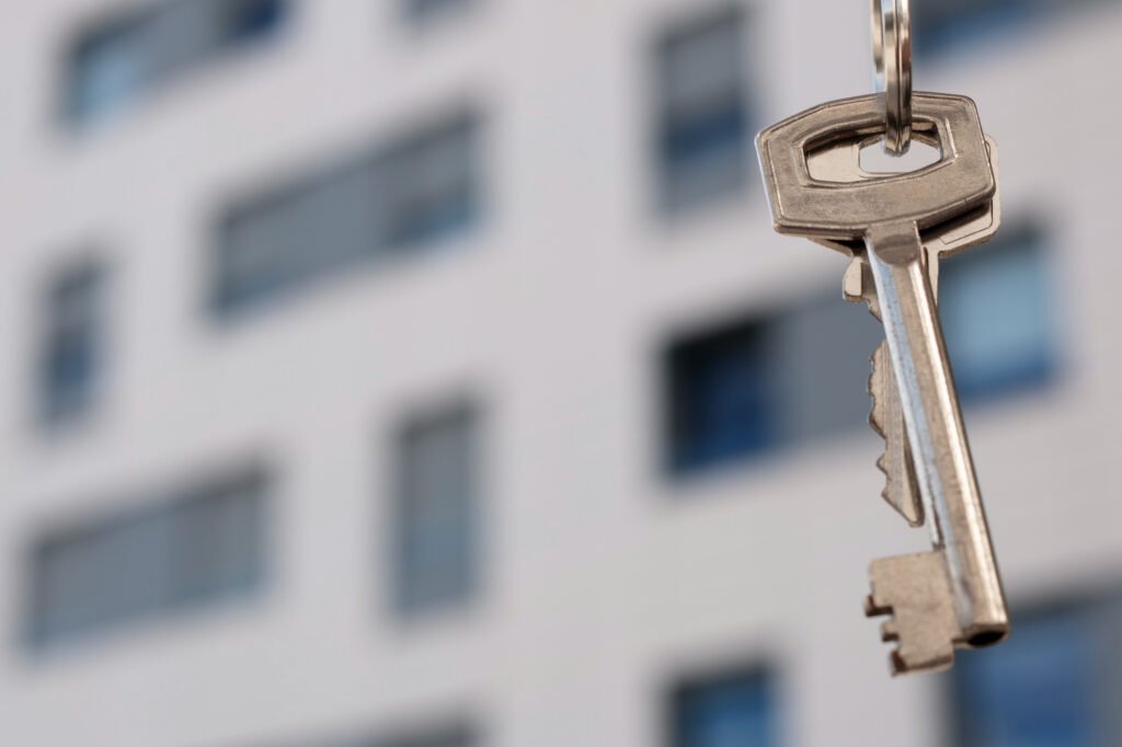 clé suspendue symbolisant un accès sécurisé par un serrurier agréé assurance