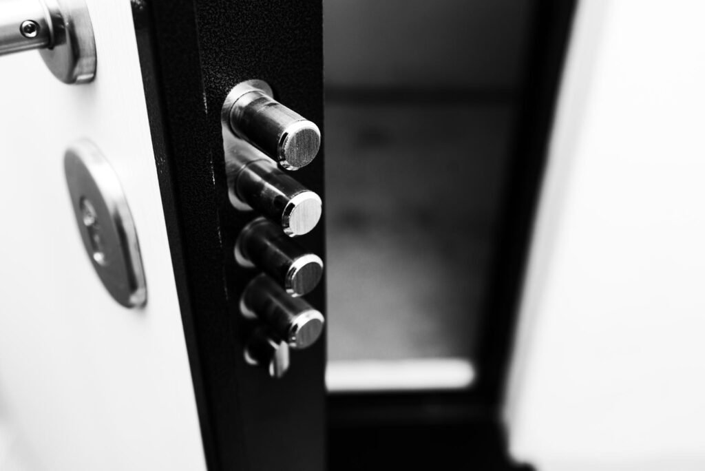 Détail du système de verrouillage multipoints d’une porte blindée installée par un professionnel
