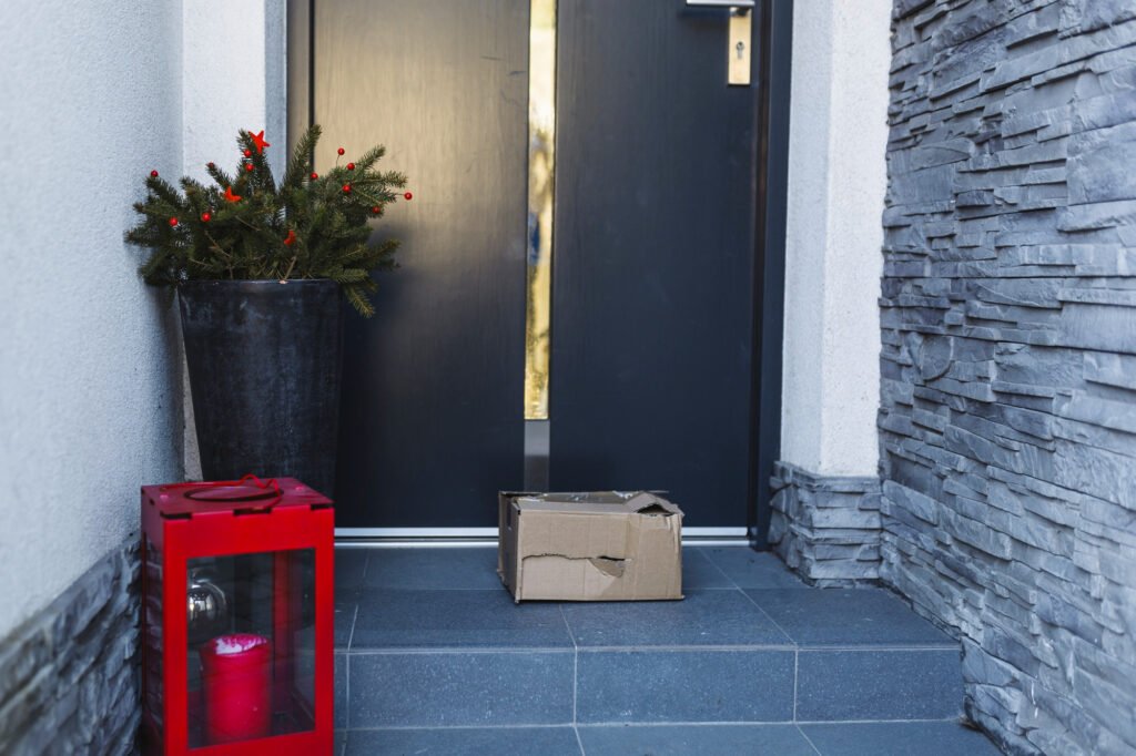 Entrée moderne protégée par une installation de porte blindée noire avec boîte aux lettres intégrée