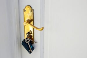 Clés oubliées sur une porte à poignée dorée – situation typique nécessitant une ouverture de porte à Lille.