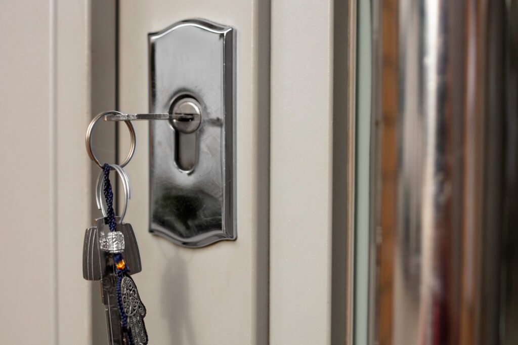 Zoom sur une serrure moderne avec des clés, idéal pour illustrer une ouverture de porte à Lille en urgence.