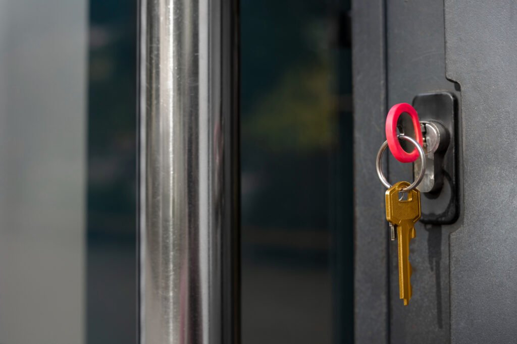 Clé dans une serrure de porte métallique – contexte typique d’une ouverture de porte à Lille.