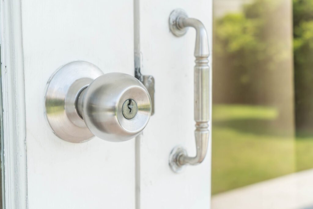 Vue extérieure d’une poignée en inox – porte d’entrée nécessitant potentiellement une ouverture de porte à Lille.
