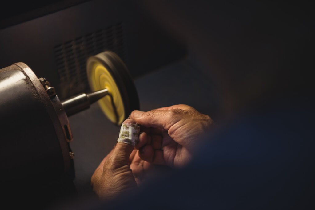 serrurier utilisant une machine pour réparer un cylindre dans le cadre d’un entretien cylindre de serrure professionnel.