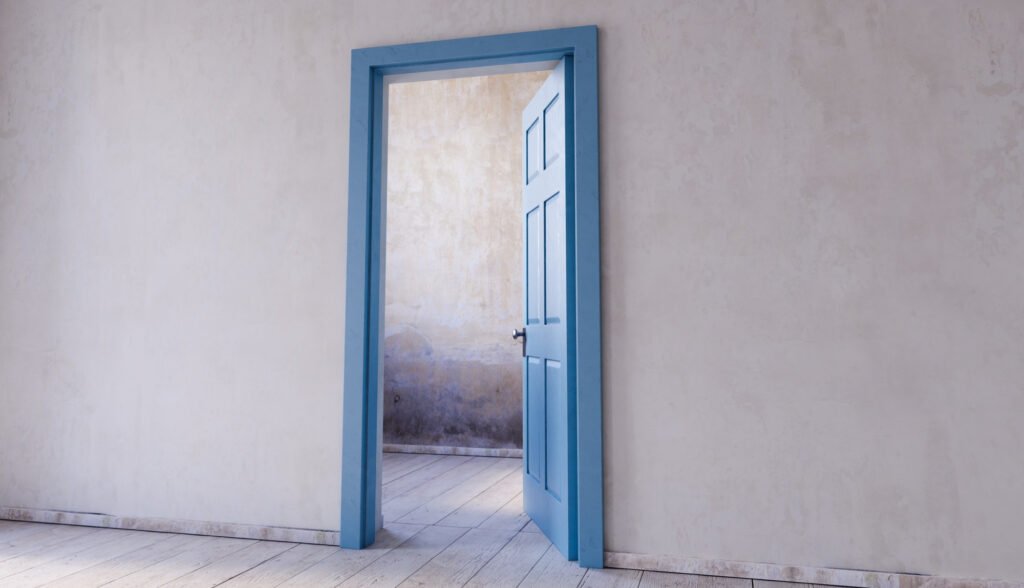 porte bleue entrouverte dans un intérieur vide après une ouverture porte claquée sans clé.