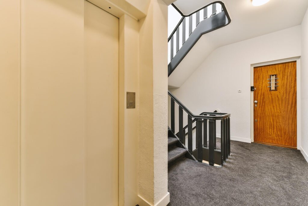 porte palière d’un immeuble, fermée, typique d’un scénario d’ouverture porte claquée sans clé.