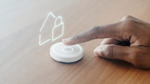 Doigt activant une serrure connectée à Paris avec commande tactile intelligente