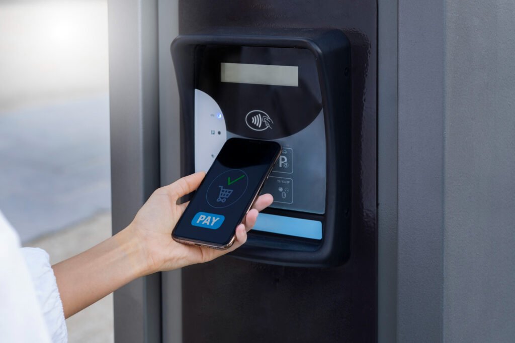 Paiement sans contact sur borne compatible avec serrure connectée à Paris