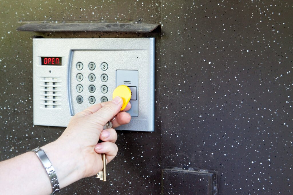 Clavier sécurisé pour activer une serrure connectée à Paris avec badge RFID