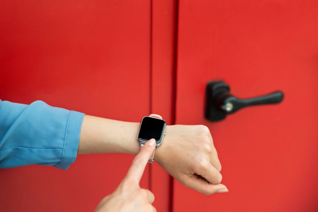 Déverrouillage d’une serrure connectée à Paris avec montre connectée devant une porte rouge