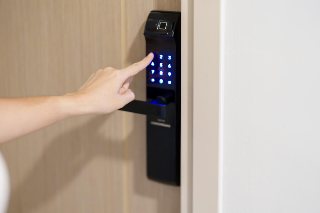 installation serrure connectée avec clavier numérique rétroéclairé