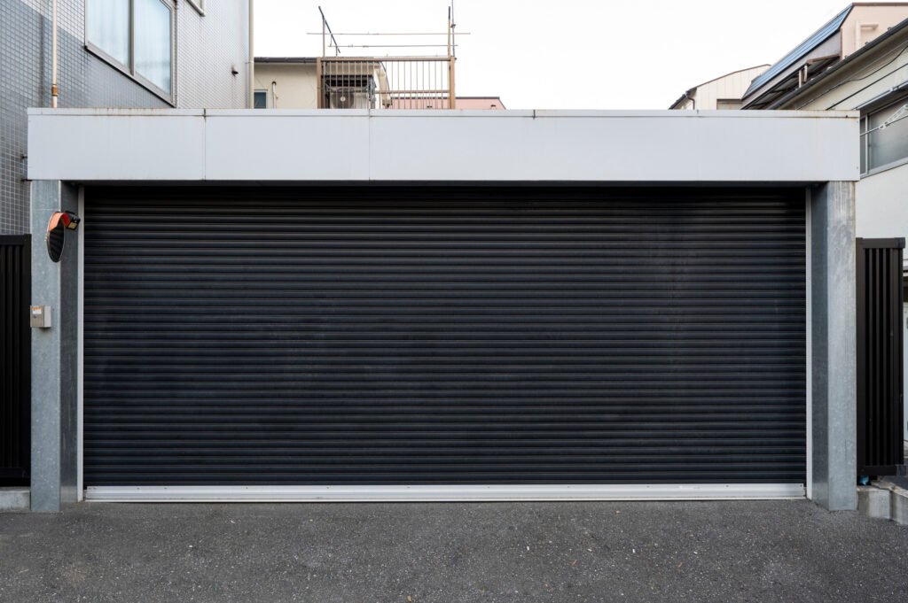 porte de garage métallique fermée nécessitant un dépannage télécommande porte de garage