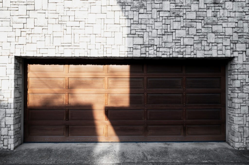 porte de garage en bois nécessitant un dépannage télécommande porte de garage après perte de signal