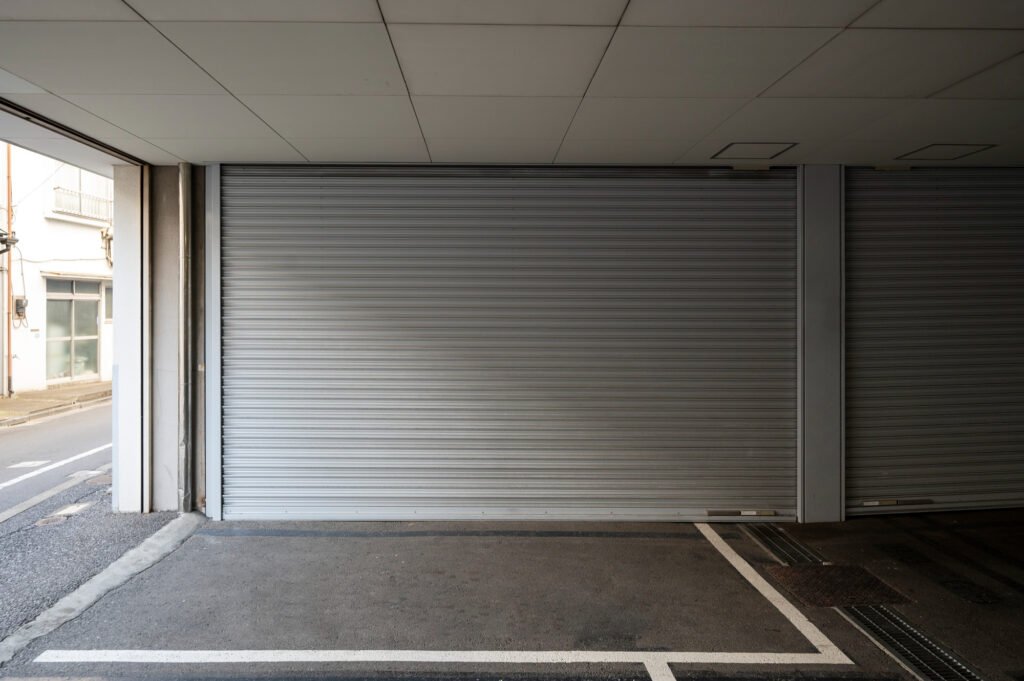 garage fermé avec volet métallique en attente d’un dépannage télécommande porte de garage