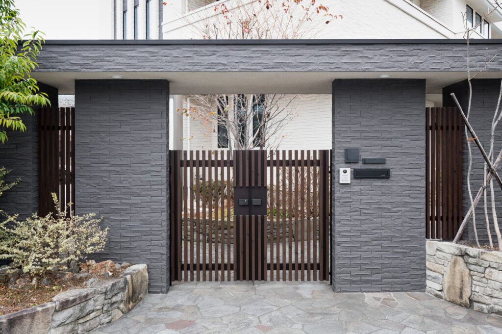 entrée résidentielle sécurisée dont le portail nécessite parfois un dépannage télécommande porte de garage