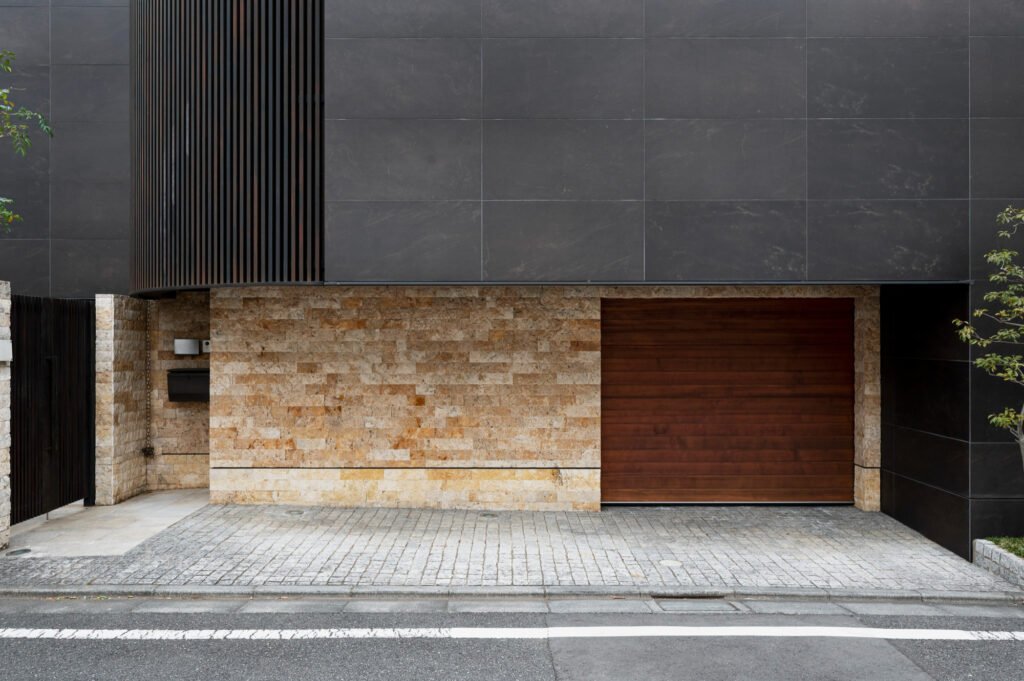 maison contemporaine avec porte de garage en bois nécessitant un dépannage télécommande porte de garage