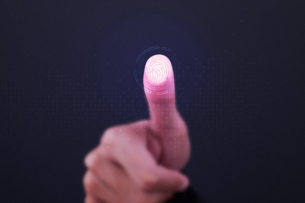 Serrure biométrique installée sur une porte d’immeuble collectif