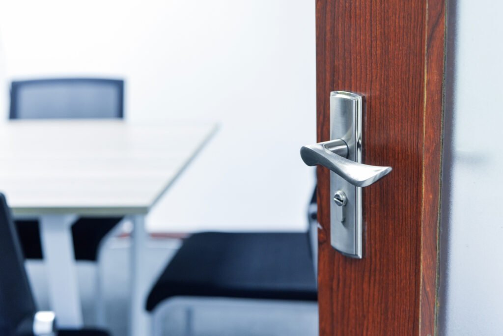 serrure chromée sur porte de bureau avec poignée design illustrant un entretien serrure multipoints professionnel