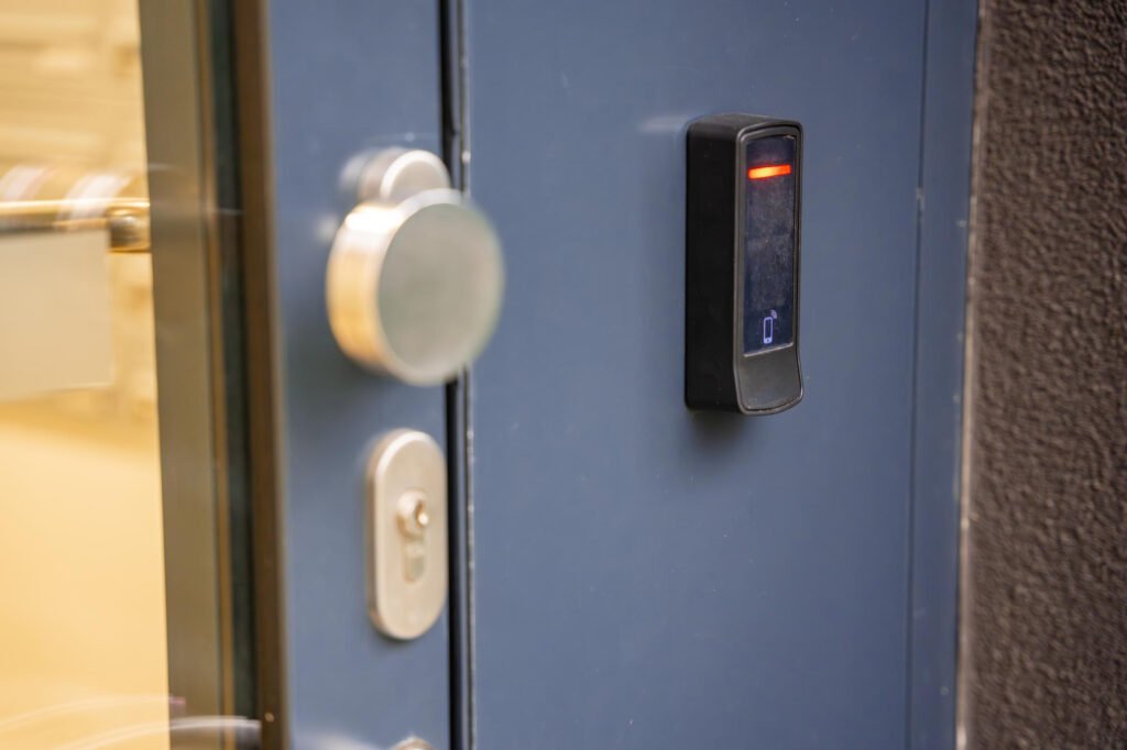 Lecteur électronique d’accès associé à un verrou automatique porte entrée sur une porte blindée.