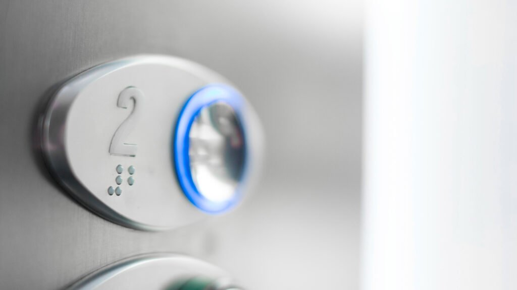Poignée moderne en inox équipée d’un verrou automatique porte entrée discret et intégré.