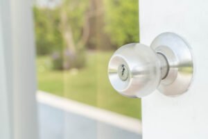 poignée de porte ronde en métal avec serrure A2P Lille sécurisée