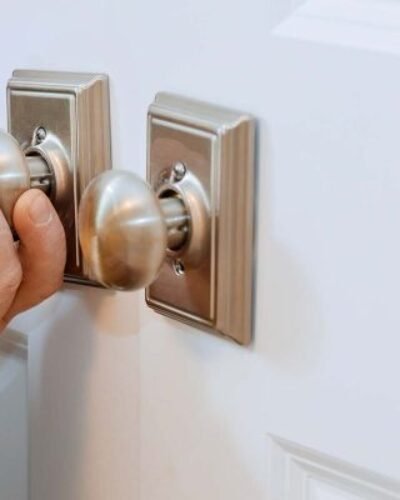 handyman-in-the-door-lock-in-the-room-door-in-hous-GHQ5FWS-800×400 handyman-in-the-door-lock-in-the-room-door-in-hous-GHQ5FWS-800x400