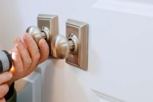 handyman-in-the-door-lock-in-the-room-door-in-hous-GHQ5FWS-800x400