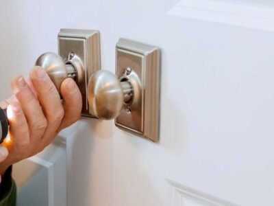 handyman-in-the-door-lock-in-the-room-door-in-hous-GHQ5FWS-800x400