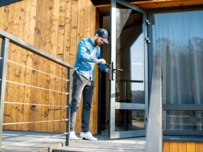 man-repairing-door-lock-e1696320414699 man-repairing-door-lock-e1696320414699